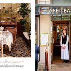 Links: Tisch mit Teeaufstellung in elegantem Raum. Rechts: Eingang zu "CAFÉ TEA ROOMS" mit Kellner in Uniform.