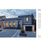"The Italian Courtyard: Villa Cortile" - Ein modernes zweistöckiges Steinhaus mit großen Fenstern und eleganter Einfahrt bei Dämmerung.