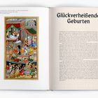 Glückverheißende Geburten. Links ist eine detaillierte Miniaturmalerei aus Akbarnama, umgeben von einem reich belebten Szenario.
