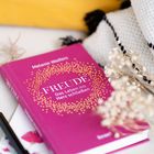 Purpurrotes Buch mit den Worten "Melanie Wolfers" und "FREUDE" auf dem Buchrücken.