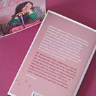 Text: „Mein an Multipler Sklerose erkrankter Körper ist eine unbequeme Behausung... Steffi Tauber.“ Schrift auf rosa Oberfläche.