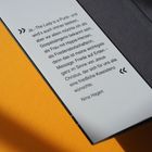 Zitat von Nina Hagen über Frieden und Koexistenz. Schwarzer Text auf weißem Hintergrund, orangefarbener Untergrund.