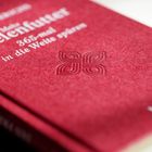 "Mehr Seelenfutter. 365-mal in die Weite spüren. btb." Rotes Buch, glänzende Struktur, filigranes Muster.