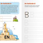 Der Buchstabe B: Leo hilft Bärenjunge Ben am Strand, B auf die Sandburg zu schreiben. Übungen zum Buchstaben B.