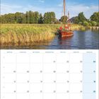Kalenderseite für Mai 2027. Titel: Fischland ~ Darß ~ Zingst. Ein Segelboot auf einem Fluss vor Schilf und Bäumen.