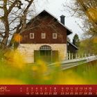 Text: März, March, Mars, Maart. Kalender für den Monat März, Monatstage auf einem Kalender. Darauf ein rustikales Gebäude.