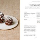 „Tannenzapfen“ – Rezept für Schokoladen-Tannenzapfen mit Puderzucker. Zutaten: Kuchenreste, Kakao, Schokolade.