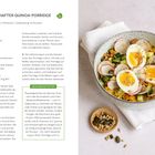 „HERZHAFTER QUINOA-PORRIDGE“, Rezept: Quinoa, Gemüse, Eier, Radieschen, Gurken, Kerne. Bild: Bunte Schüssel mit Porridge.
