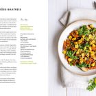 "Bunter Gemüse-Bratreis mit Tempeh", Zutatenliste, Zubereitungszeiten, Nährwertangaben. Links Rezept, rechts Foto des Gerichts.
