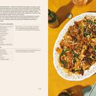 RINDFLEISCH CHOW FUN mit Rezepttext. Teller mit gebratenen Nudeln, grünem Gemüse und Sesam. Metallstäbchen und Getränk daneben.