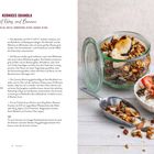 "Kerniges Granola mit Kokos und Banane" Rezept mit Zutaten. Rechts ein Glas und eine Schale mit Granola, garniert mit Erdbeeren.