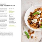 VOLKORNSPAGHETTI MIT AUBERGINEN UND NUSS-PESTO: Rezeptbeschreibung, Zutatenliste, Nährwerte, Gericht auf Teller.