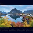 10 Oktober. Kalenderbild zeigt ein skandinavisches Fischerdorf mit bunten Herbstbäumen und spiegelndem Wasser.