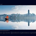 04 April. Ein traditionelles Boot mit roten Segeln spiegelt sich im ruhigen Wasser vor einer modernen Skyline.