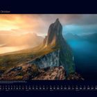 10 Oktober. Kalenderblatt mit einem steilen Berg im Vordergrund, umgeben von Wasser und sonnigem Himmel.