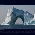"02 Februar" oben; darunter ein großer Eisberg mit Torbogen in ruhigem, blauen Wasser; darunter ein Kalender für den Monat.