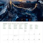 Text: "January", "Montag", "Tuesday", "Mercredi" usw. Oben: Sonnenuntergang durch ein Eisloch am Meer. Unten: Kalender.