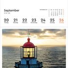 Kalender für September, KW 38. Tage von Montag, 20. bis Sonntag, 26. darunter ein Leuchtturm am Meer bei Sonnenuntergang.