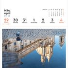 April 2027 Kalender, Fokus auf die Woche ab 29. März. Darunter: Taube an einer Pfütze spiegelt majestätische Kuppel wider.