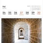 Mai KW 21, 24 Montag, 25 Dienstag, 26 Mittwoch, 27 Donnerstag Fronleichnam, 28 Freitag, 29 Samstag, 30 Sonntag. Ein steinener Gang mit gewölbten Bögen.