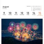 Kalenderseite August 2027, KW 32, mit großem Feuerwerk über einer Stadt am Wasser.
