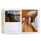 "Grotto Sauna - Georgian Bay, Canada." Links: Sauna an einem felsigen Ufer bei Sonnenuntergang. Rechts: Holzinterieur der Sauna.