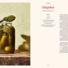 Titel: "Salzgurken", Rezept für ein großes Einmachglas. Zutaten: Wasser, Salz, Einlegegurken, Meerrettich, Knoblauchzehen, Blätter. Links Glas mit Gurken, rechts Rezepttext auf hellem Hintergrund.