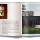 Links: Text über skandinavische Architektur. Rechts: Foto eines Hauses mit einer Wiese und einem Sofa.