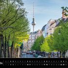 "Berlin 04. Berliner Fernsehturm im Frühling." Städtische Straße mit grünen Bäumen, Hintergrund mit Fernsehturm. Kalender unten.