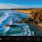 Der Strand von Palue auf der Halbinsel Cap de la Chèvre, Finistère. Küstenlinie mit Klippen und welligem Meer. Kalendertext: Bretagne 04. Kalender mit Wochenende hervorgehoben.
