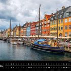 Text: "Dänemark 04", "Hafenmeile Nyhavn in Kopenhagen". Bunte Gebäude, Boote am Wasser, viele Menschen, bewölkter Himmel.