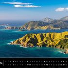 Text: "Neuseeland 04" und "French Pass, Marlborough Sound". Grüne Hügel und blaues Meer unter einem klaren Himmel.