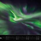 "Nordlichter 04" und Kalenderdaten unten. Leuchtende grüne und violette Polarlichter vor einem sternenklaren Nachthimmel.