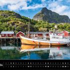 Skandinavien 04. Nusfjord, Norwegen. Ein Holzboot liegt an einem Pier vor roten Hütten, bergige Landschaft im Hintergrund.