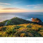 "04" und "Leuchtturm am Cape Reinga [Nordinsel]". Küstenlandschaft bei Sonnenuntergang mit Meer und Leuchtturm.