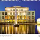 Opernhaus Leipzig, Deutschland. Kalenderseite mit Monatsübersicht. Gebäude mit heller Beleuchtung und Springbrunnen.