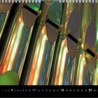 Kalendarblatt für April mit schimmernden Orgelpfeifen in metallischen Farben.