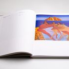 Links oben: "Original (kommoss.org/shop): R16213 C/O (mit Rahmen)". Rechts eine farbenfrohe Illustration von vier Personen am Wasser.