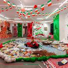 Eine Installation in einem Raum mit italienischen Flaggen und Lebensmitteln. Text an der Wand: "Brixia". Bunte Dekorationen.