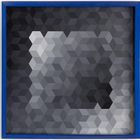 Graustufen-Gemälde in blauem Rahmen, mit geometrischen Rautenmustern in verschiedenen Schattierungen.