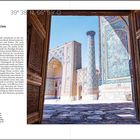 39° 38′ N, 66° 59′ O. Samarkand – Usbekistan. Blick durch ein verziertes Holztor auf bunte, kunstvolle Architektur.