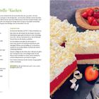 "Frau-Holle-Kuchen" ist der Titel in grüner Schrift. Ein Rezepttext für Erdbeerkuchen mit Sahne und weißer Schokolade. Rechts, ein Stück Kuchen mit Erdbeerschicht und weißen Schokoraspeln, daneben frische Erdbeeren.