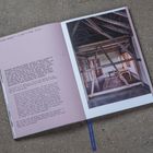 Links steht: "I know myself - I can't stay still." Rechts ein Bild von einem rustikalen Innenraum mit Holzbalken.