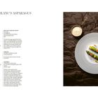 Titel: "Monsieur Blanc’s Asparagus". Links Rezepttexte, rechts Teller mit Spargel, Sauce und Dekoration auf strukturiertem Untergrund.
