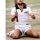 Zitat: „Wenn man Angst hat, zu verlieren...“. Ein Tennisspieler kniet jubelnd auf dem Rasenplatz, mit erhobenem Schläger.