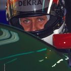 „Formel-1-Neuling Schumacher im August 1991 ‚Eigentlich wollte er bei Jordan bleiben‘.“ Fahrer im Helm, fokussierter Blick.