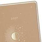 „2027“ in der Mitte, beige Hintergrund. Illustration von Sonne, Mond und Sternen darunter. Minimalistisch und elegant.