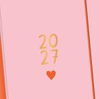Text „2027“ in Gelb, darunter ein rotes Herz, auf rosa Hintergrund. Links und rechts orangefarbene Streifen.