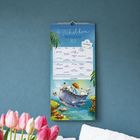 Kalender mit "Alltagshelden Familienplaner 2027". Illustration: Tiere auf einem Wal, bunte Blumen im Vordergrund.