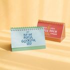 2027: Auf die Plätze, glücklich, los! Zwei aufgestellte Tischkalender mit spiralierter Bindung auf einem gelben Hintergrund.